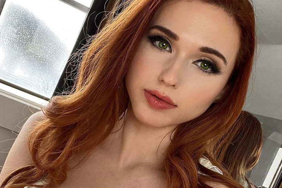 Amouranth makes ludicrous trade offer for JustaMinx's boxing gloves and  jill strap from Creator Clash - Dot Esports