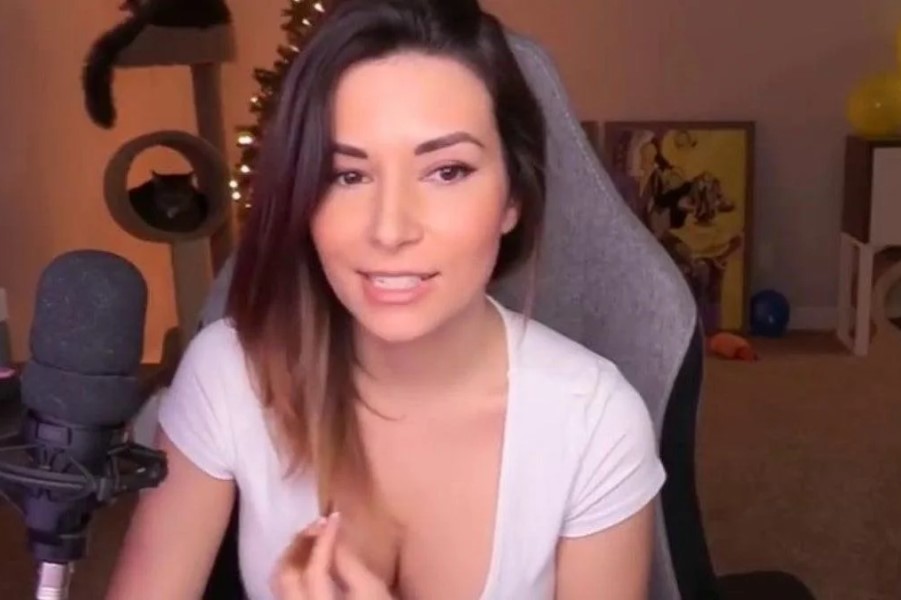 Alinity Supporting Amouranth