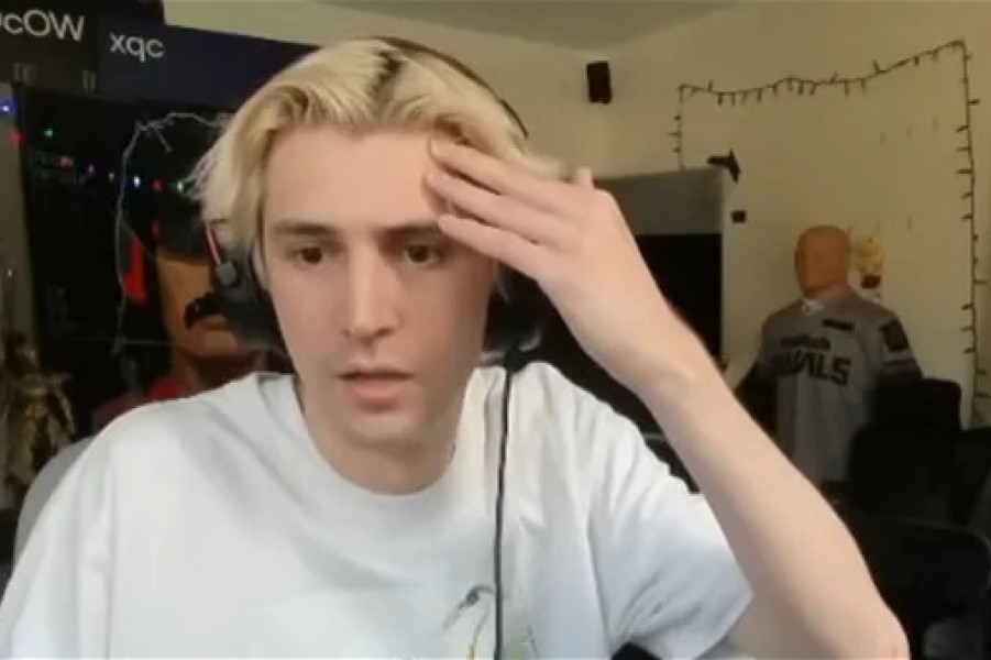 xQc Shows How His Viewers Treat Him